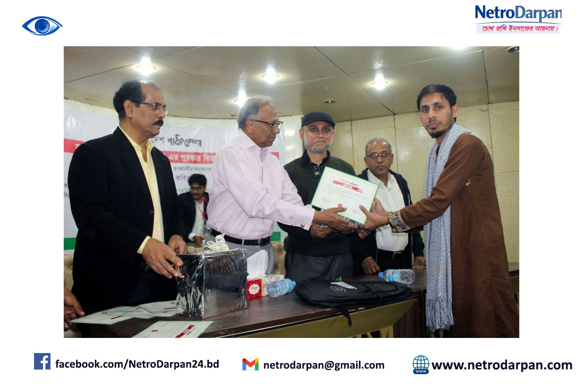 প্রবন্ধ বিভাগে দ্বিতীয় হয়ে বৃত্তান্ত প্রতিযোগিতায় পুরস্কার গ্রহণ করছেন মোফাজ্জল হোসেন