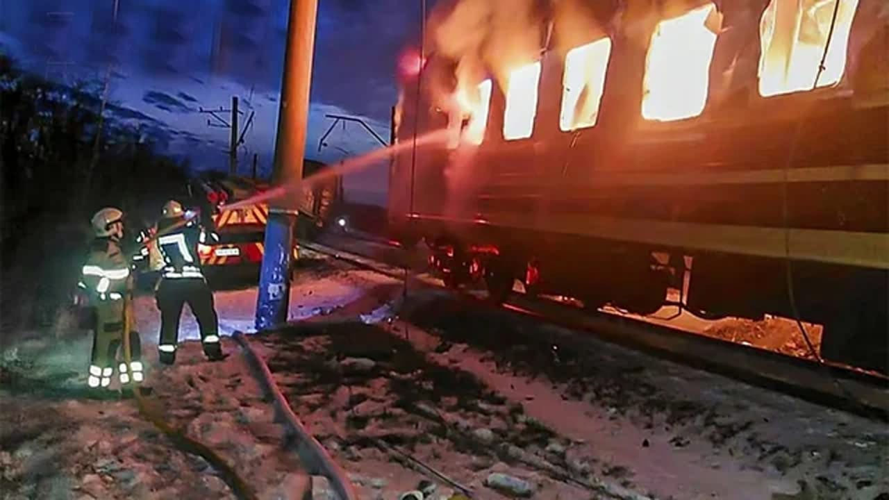 রাশিয়ার ড্রোন হামলায় ইউক্রেনে ১২ জন নিহত, যাত্রীবাহী ট্রেনেও হামলা 8 রাশিয়ার ড্রোন হামলায় ইউক্রেনে নিহত ও যাত্রীবাহী ট্রেনে হামলার ঘটনা