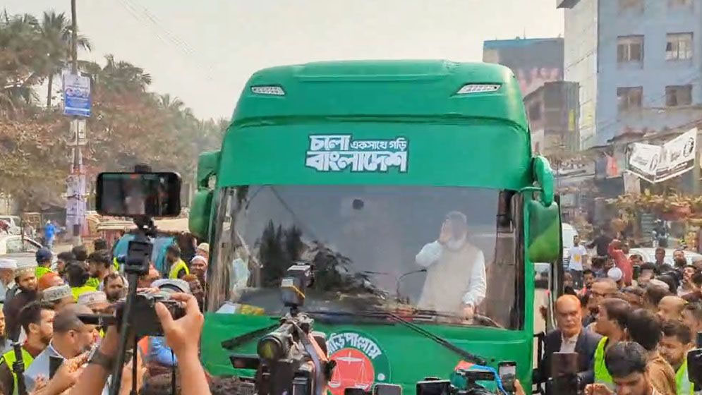 মাল্টিমিডিয়া বাসে নির্বাচনী প্রচারণায় জামায়াত আমির ডা. শফিকুর রহমান