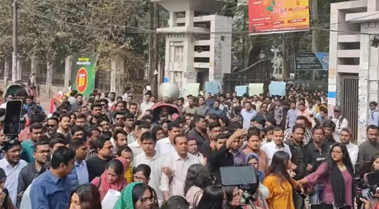 জামায়াত আমির শফিকুর রহমানের টুইটের প্রতিবাদে ঢাবিতে ছাত্রদলের বিক্ষোভ 1 জামায়াত আমির শফিকুর রহমানের টুইটের প্রতিবাদে ঢাবিতে ছাত্রদলের বিক্ষোভ