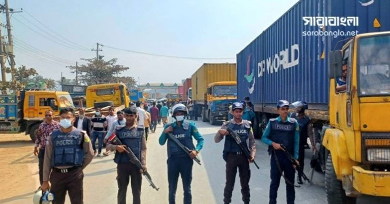 অনির্দিষ্টকালের ধর্মঘটে অচল হয়ে পড়েছে চট্টগ্রাম বন্দর