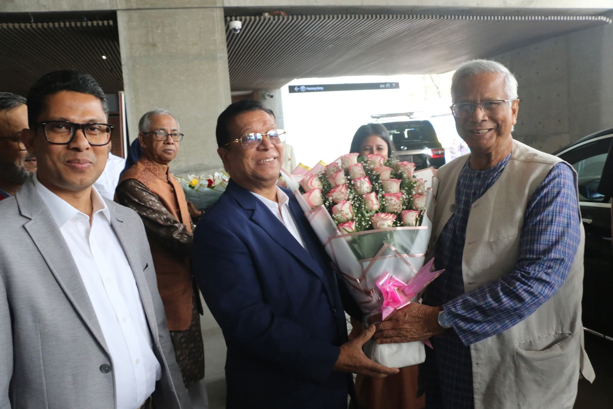 ইউনূস সেন্টারে পৌঁছেছেন ড. মুহাম্মদ ইউনূস