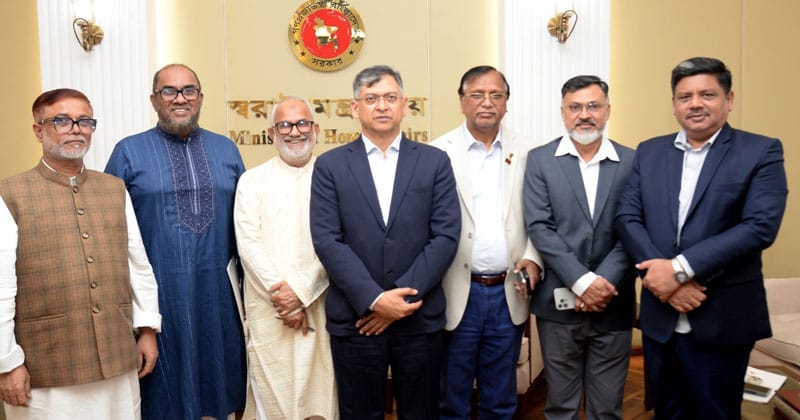 স্বরাষ্ট্রমন্ত্রীর সঙ্গে ঢাকার দুই সিটিসহ ছয় সিটি করপোরেশনের নবনিযুক্ত প্রশাসকদের সৌজন্য সাক্ষাৎ