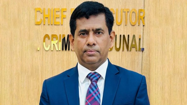 ট্রাইব্যুনাল প্রাঙ্গণে সাংবাদিকদের সঙ্গে কথা বলছেন চিফ প্রসিকিউটর