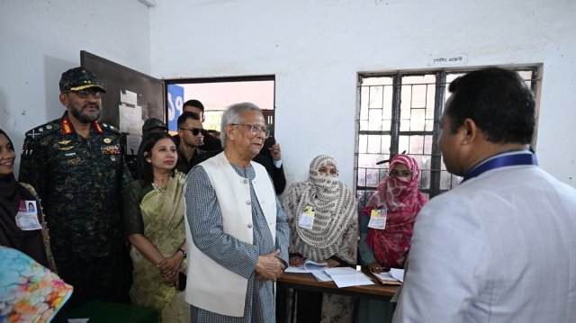 ভোটকেন্দ্র পর্যবেক্ষণ করছেন প্রধান উপদেষ্টা
