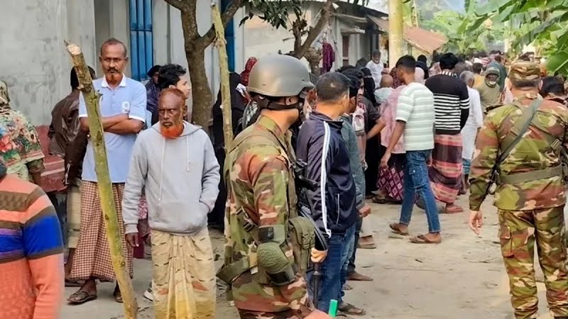 নড়াইলে সংঘর্ষের পর ঘটনাস্থলে পুলিশ