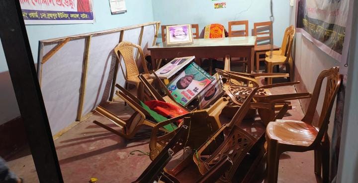 নাটোরের নলডাঙ্গায় বিএনপি কার্যালয়ে ভাঙচুরের পর ক্ষতিগ্রস্ত চেয়ার ও ব্যানার