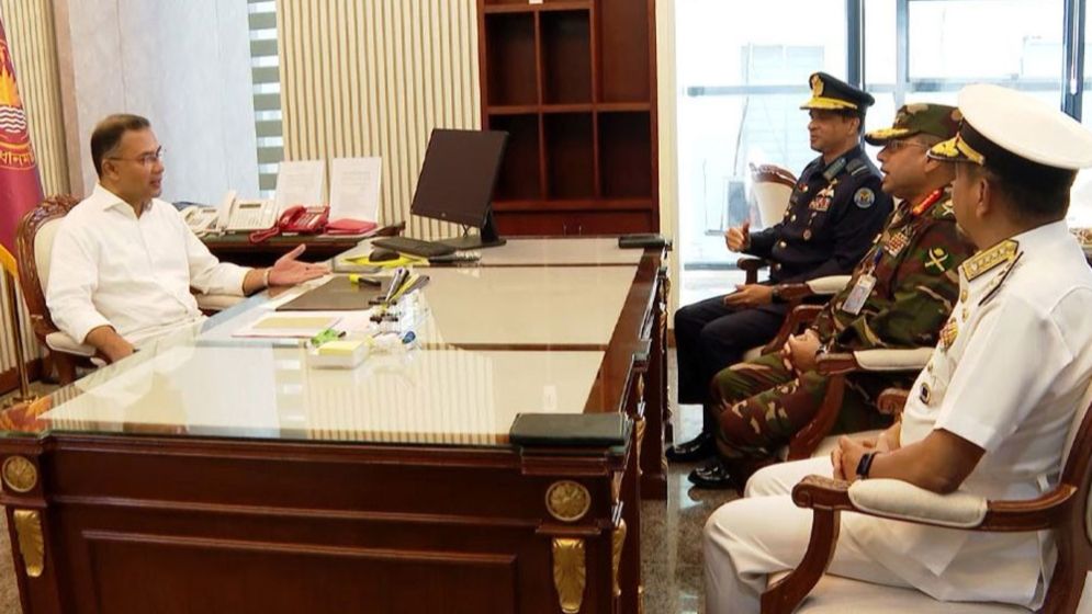 প্রধানমন্ত্রীর সঙ্গে সৌজন্য সাক্ষাতে তিন বাহিনীর প্রধানরা