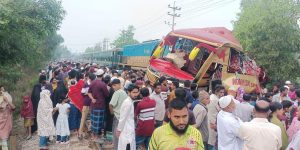 কুমিল্লায় বাস-ট্রেন সংঘর্ষে নিহত ১২, আহত অন্তত ১০