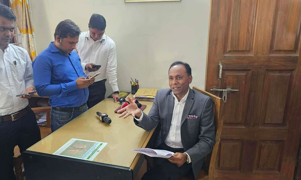 হঠাৎ পরিদর্শনে ভূমি প্রতিমন্ত্রী : অফিসে নেই কোনো কর্মকর্তা, আধা ঘণ্টা বারান্দায় অপেক্ষা 6 হঠাৎ পরিদর্শনে ভূমি প্রতিমন্ত্রী