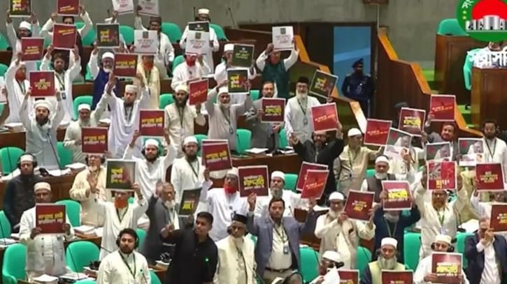 রাষ্ট্রপতির ভাষণ ঘিরে সংসদে হট্টগোল, বিরোধীদলের ওয়াকআউট 7 প্ল্যাকার্ড হাতে দাঁড়িয়ে প্রতিবাদ