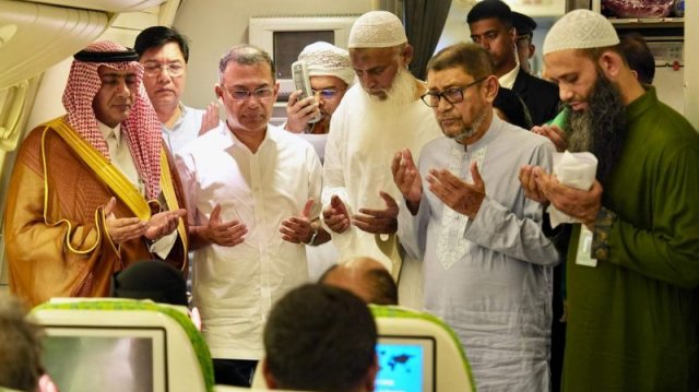 ২০২৬ সালের প্রথম হজ ফ্লাইটের আনুষ্ঠানিক উদ্বোধন শেষে প্রধানমন্ত্রী দোয়া করার আহ্বান জানান (ছবি: সংগৃহিত)