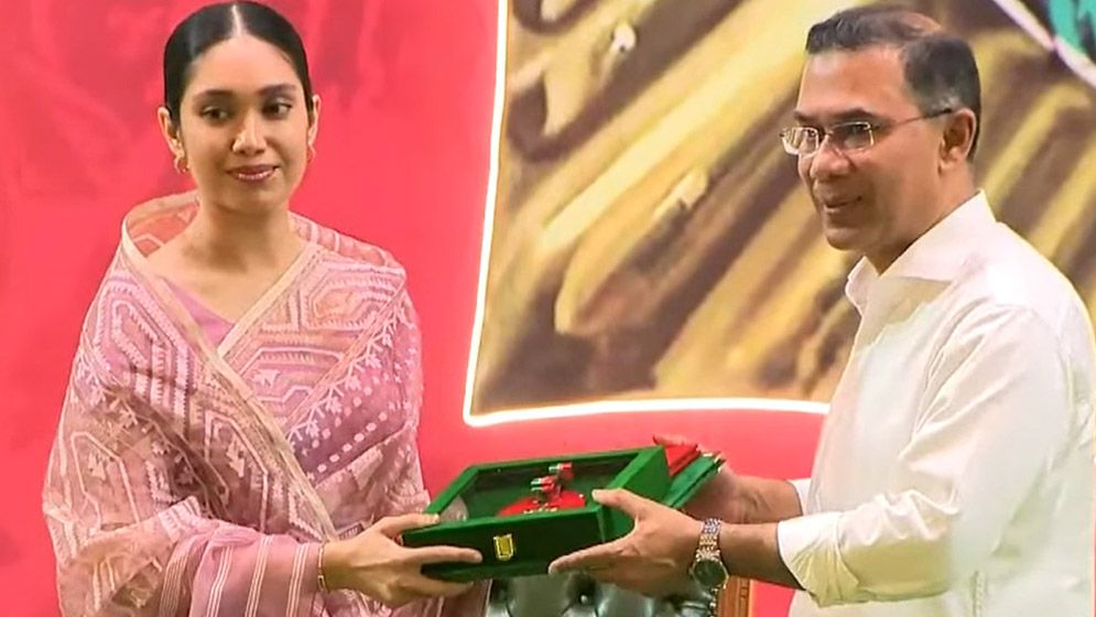 প্রধানমন্ত্রী তারেক রহমানের হাত থেকে দাদী খালেদা জিয়ার পক্ষে মরণোত্তর স্বাধীনতা পুরস্কার গ্রহণ করছেন জাইমা রহমান।  ছবি: সংগৃহীত