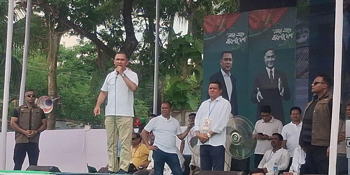 কুমিল্লার বরুড়া উপজেলার লক্ষীপুর মাঠে পথসভায় বক্তব্য দিচ্ছেন প্রধানমন্ত্রী