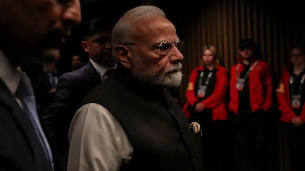 পাকিস্তানকে একঘরে করার মোদির প্রচেষ্টা যেভাবে ‘বুমেরাং’ হলো : আল-জাজিরার প্রতিবেদন 7 ট্রাম্পের সঙ্গে ব্যক্তিগত সুসম্পর্ক গড়ে তোলার পরও যুক্তরাষ্ট্রের সঙ্গে ভারতের সম্পর্কের বড় ধরনের অবনতি হয়েছে। ২০২৫ সালের জুনে কানাডার আলবার্টার কানানাসকিসে জি৭ শীর্ষ সম্মেলন চলাকালীন কানাডার প্রধানমন্ত্রী মার্ক কার্নির সঙ্গে দ্বিপাক্ষিক বৈঠক করেন মোদি। ছবি: রয়টার্স